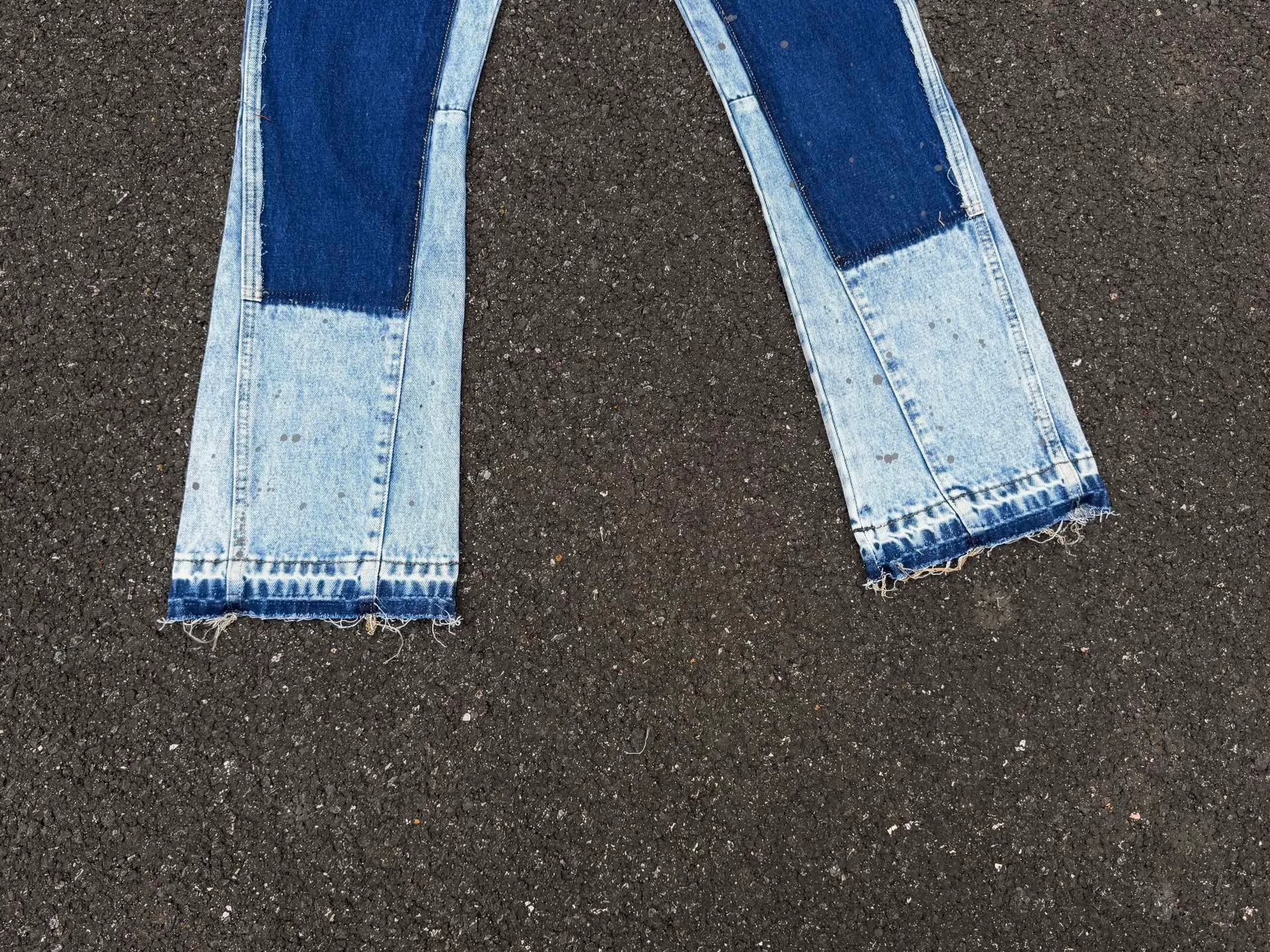 P250💰G94 GALLERY DEPT. Spliced ​​patches, ink-splashed denim bell-bottoms, washed distressed patchwork jeans, denim washing factory. During the process, the owner of the washing factory helped introduce a boss who once worked at Levi's OEM factory and then started his own business. This also paved the way for the following styles. Therefore, Levi's remodeled single product for the base plate is really familiar. Whether it is the fabrics supplied or the lathes used in production, there is nothing to choose from. -Color: blue -Number of codes: 28 30 32 34 36